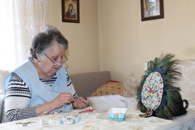 Imaginea articolului O fostă contabilă din Sibiu confecţionează celebra „peană” a Junilor