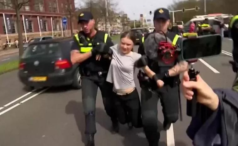 Imaginea articolului Greta Thunberg a fost din nou reţinută de poliţişti. Activista a fost luată pe sus în Ţările de Jos