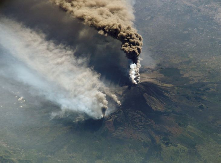 Imaginea articolului Fenomen rar: muntele Etna aruncă „inele de fum”