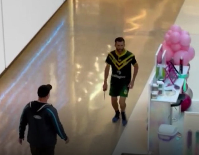 Bărbatul care l-a confruntat pe cuţitarul de la mall-ul din Sydney va primi cetăţenia australiană|EpicNews