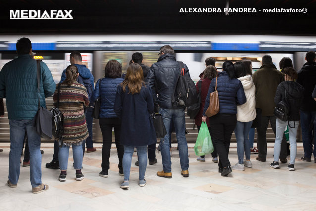 Blocaj la metroul de la Piaţa Unirii, după ce un călător a forţat o uşă|EpicNews