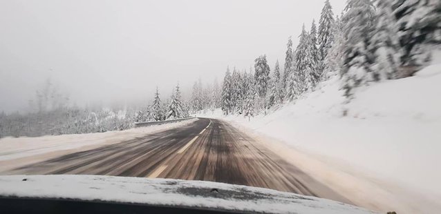 Maramureş. A nins în Pasul Prislop. Drumarii au intervenit cu utilaje şi material antiderapant|EpicNews