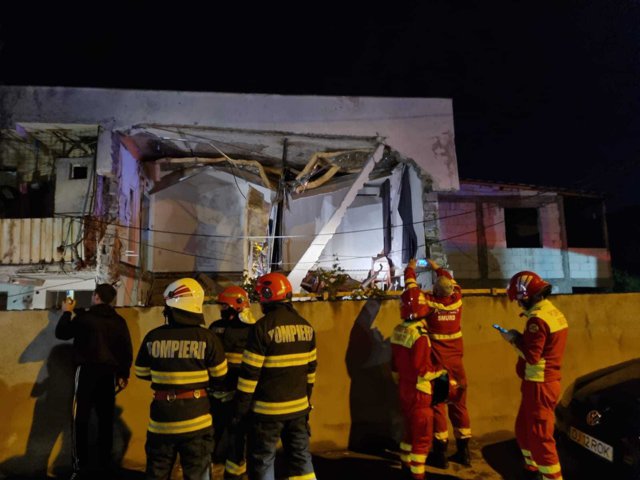 Explozie într-un bloc din Craiova: zeci de oameni evacuaţi. O femeie a murit|EpicNews