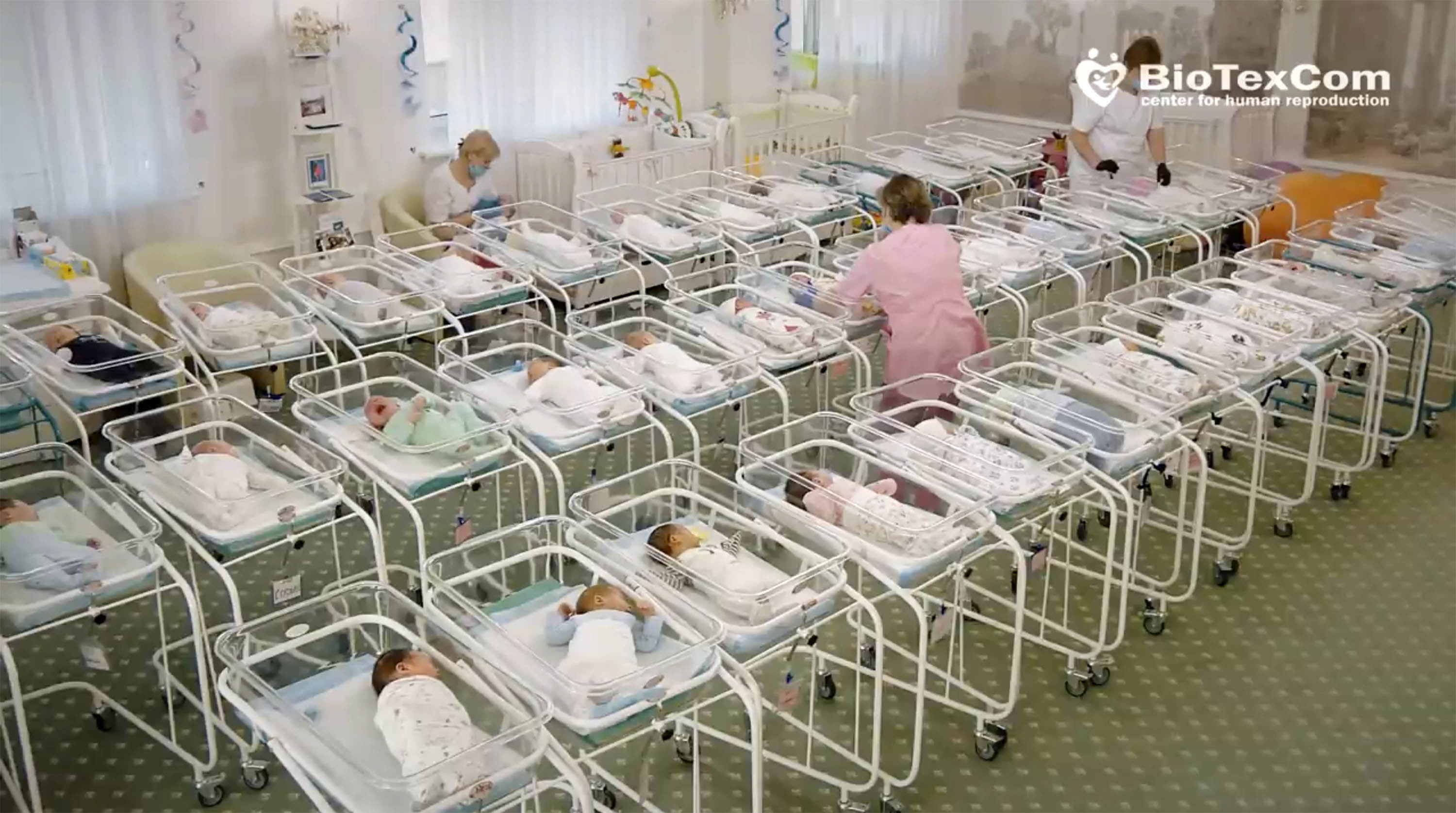 Parlamentul European: exploatarea maternităţii surogat devine o eurocrimă