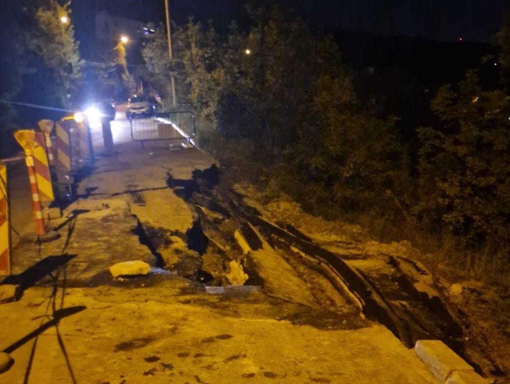 Alunecare de teren în Cluj-Napoca. Trafic restricţionat pe o stradă din oraş