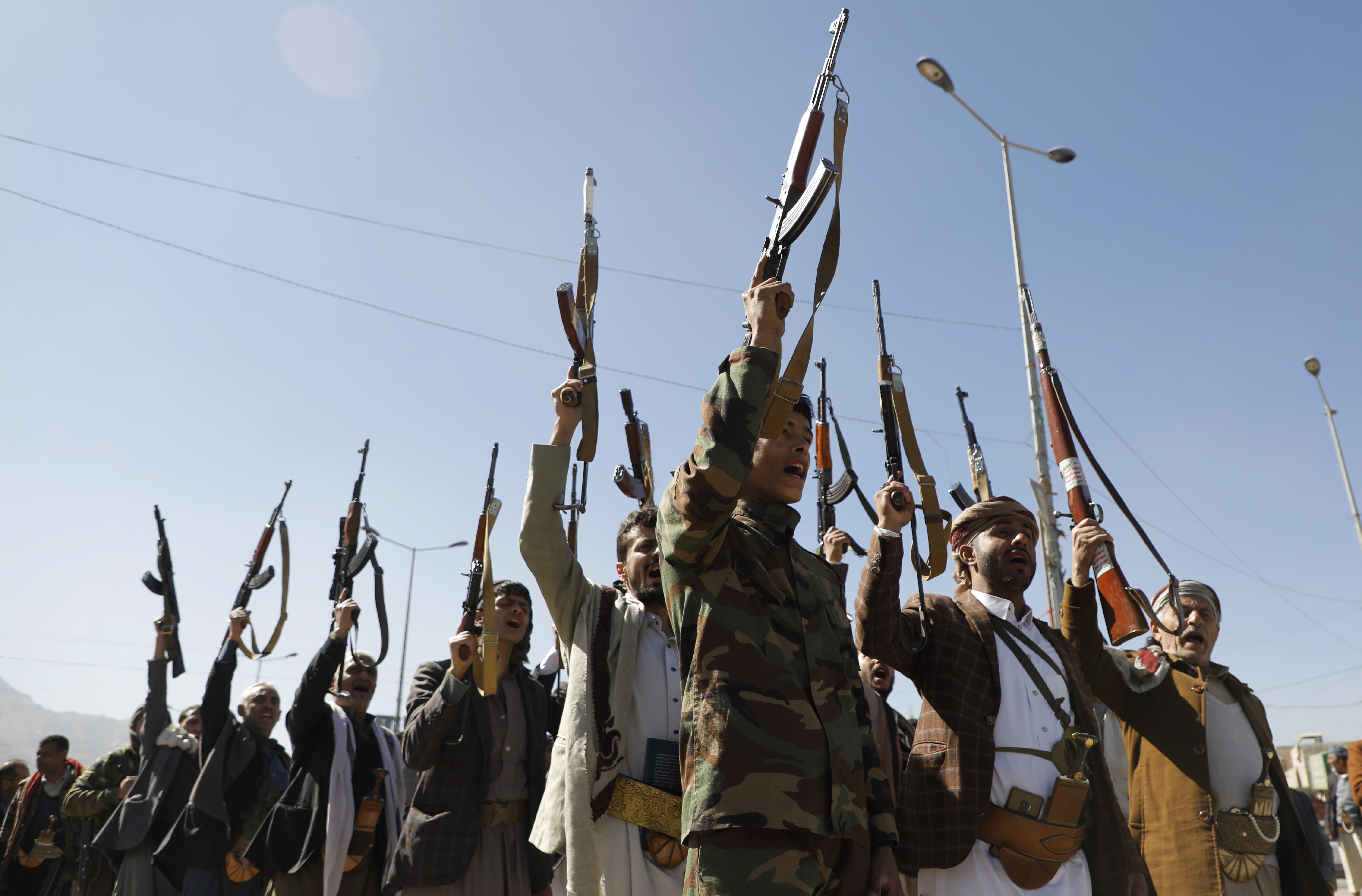 Gruparea Houthi atacă din nou în Marea Roşie. A fost vizată o navă de marfă