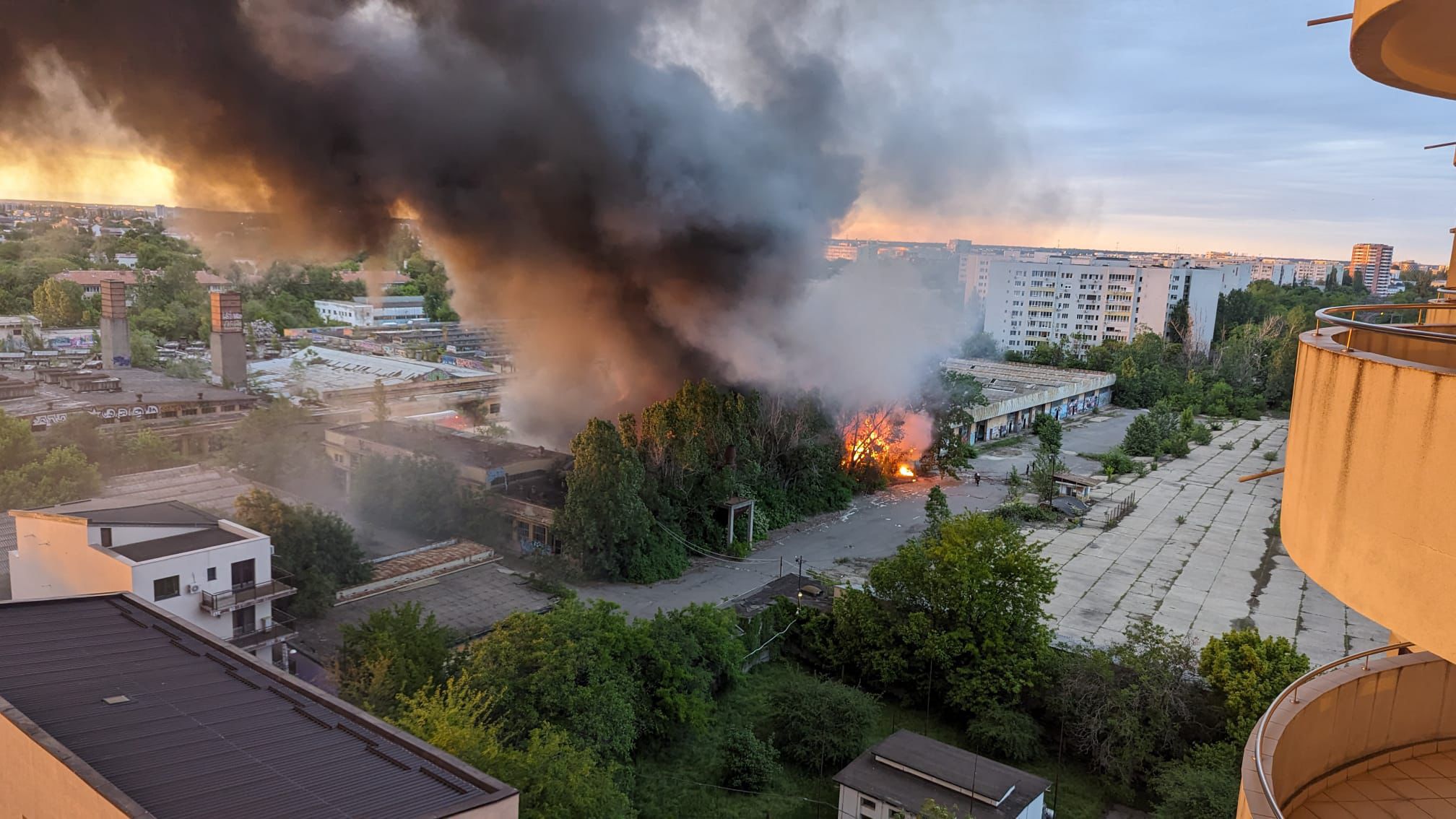 Incendiu la o hală dezafectată din Bucureşti