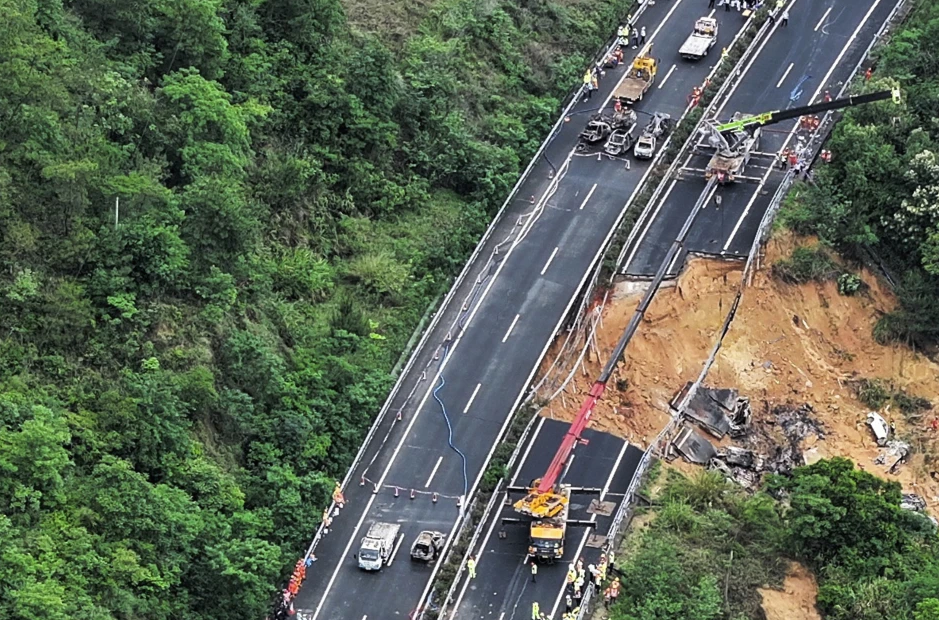 Numărul morţilor după prăbuşirea unei autostrăzi în China a ajuns la 36