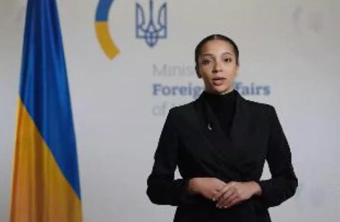 Ucraina îşi prezintă noua purtătoare de cuvânt pentru politică externă creată de AI