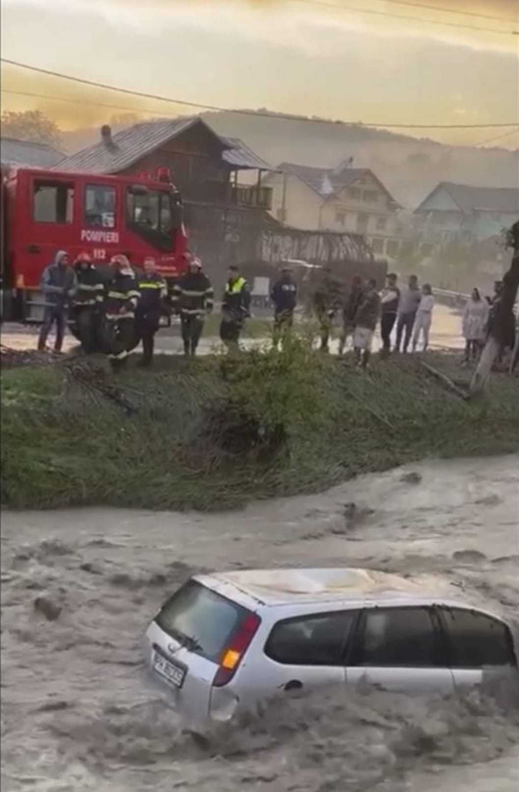 Ploile torenţiale provoacă pagube: Trei maşini au fost luate de viitură într-o localitate din Prahova