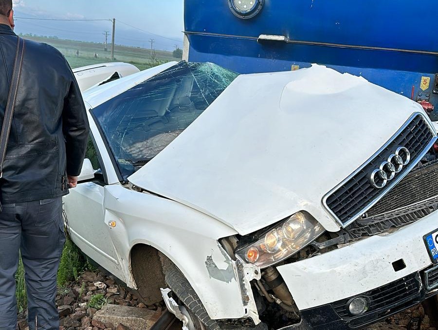 Accident între Voila şi Făgăraş. Un şofer nu s-a asigurat şi maşina sa a fost lovită de un tren