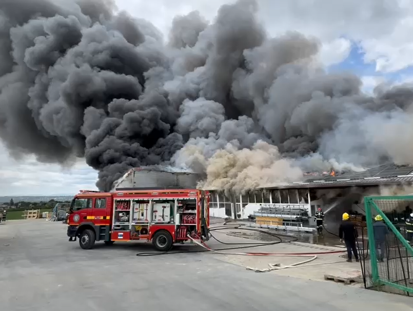 Incendiu puternic la hala unui producător de tâmplărie PVC