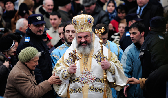 Mii de oameni au preferat să ia Agheasma mare de la Patriarhie decât de la biserici de cartier (Imagine: Bogdan Maran/Mediafax Foto)
