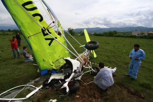 Un deltaplan s-a prăbuşit pe aerodromul din Cisnădie, pilotul a murit (Imagine: Ana Poenariu/Mediafax Foto)