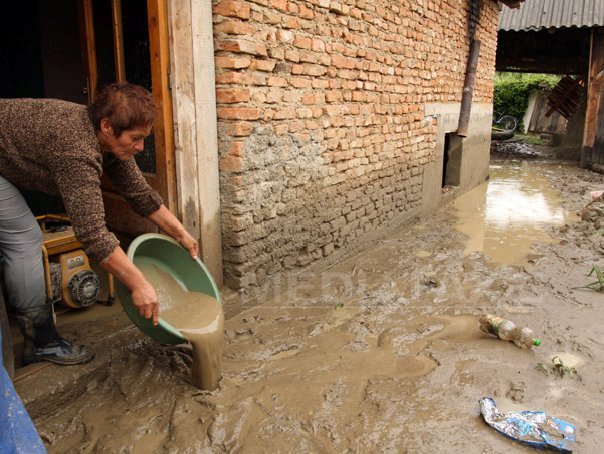 Imaginea articolului Bilanţul inundaţiilor: 10 judeţe afectate, mii de locuinţe inundate