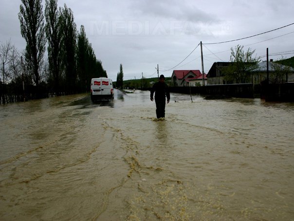 Imaginea articolului Botoşani: 55 de gospodării inundate la Coşula, autorităţile continuă evacuarea familiilor afectate