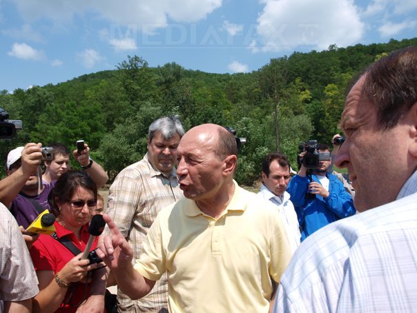 Imaginea articolului Băsescu: Sinistraţii vor primi materiale de construcţie, banii, din tăieri de la educaţie, sănătate