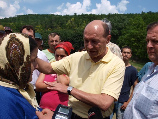 Imaginea articolului Băsescu: Acesta e ultimul an în care se dau materiale pentru refacerea caselor afectate de inundaţii
