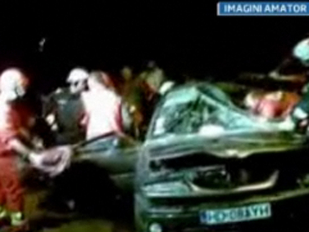 Imaginea articolului Hunedoara: Doi tineri au murit şi unul a fost grav rănit după ce au intrat cu maşina într-un stâlp - VIDEO