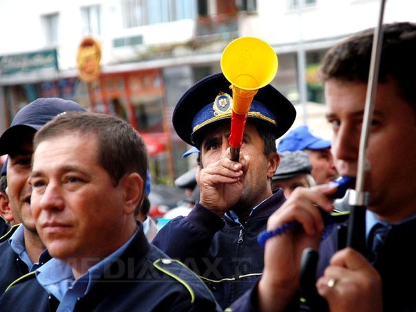 Imaginea articolului Poliţiştii protestează la Cotroceni. Ameninţă că nu vor pleca până când Băsescu nu va veni să discute cu ei