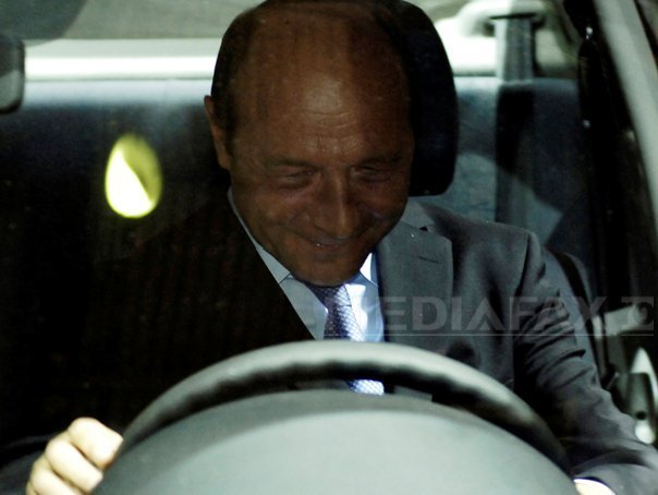 Imaginea articolului Controversă între poliţişti pe tema conversaţiei telefonice a lui Băsescu, aflat la volan