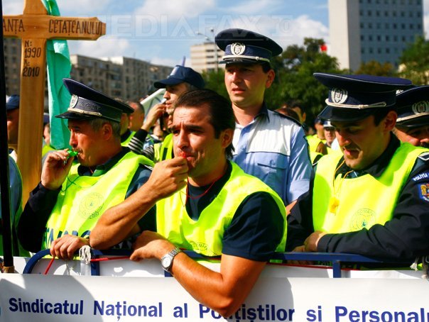 Imaginea articolului Igaş va analiza cu Băsescu raportul legat de poliţiştii care au participat cu pistoale la miting
