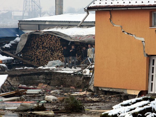 Imaginea articolului Surparea de teren produsă la Ocna Mureş s-a stabilizat, dar nu s-a oprit