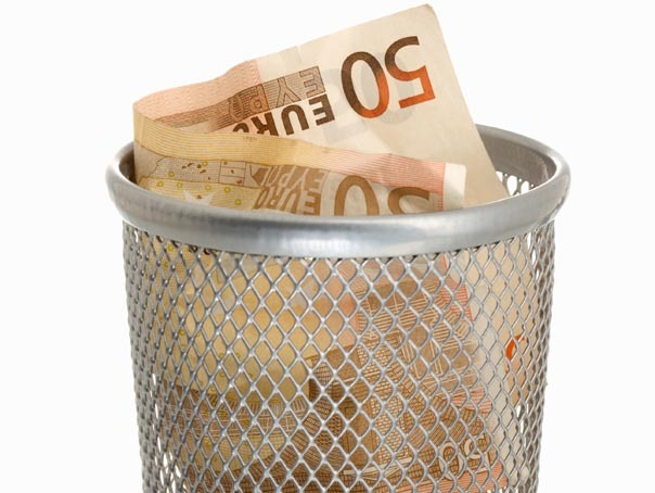 Imaginea articolului 10.000 de euro la gunoi. O femeie şi-a aruncat din greşeală banii în ghenă