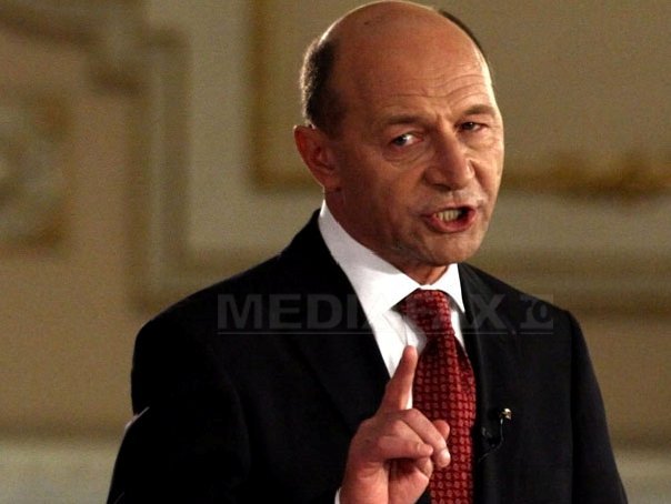 Imaginea articolului Băsescu spune că se va "ocupa" şi de desecretizarea contractului pentru Roşia Montană