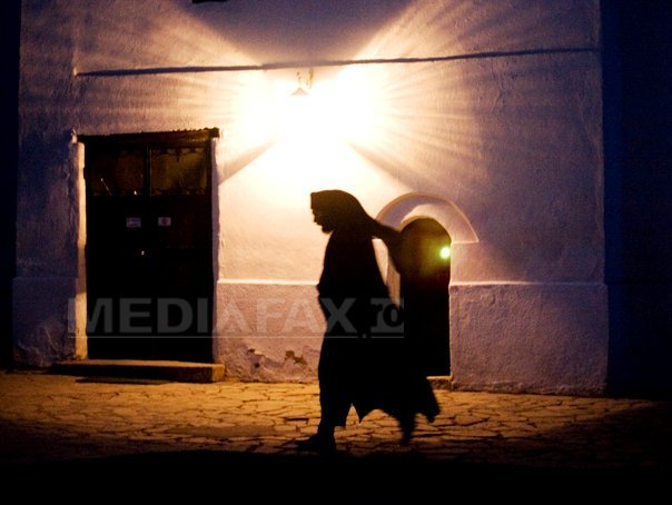 Imaginea articolului Un fals călugăr a fost prins furând obiecte de cult de pe tarabele din Dealul Mitropoliei
