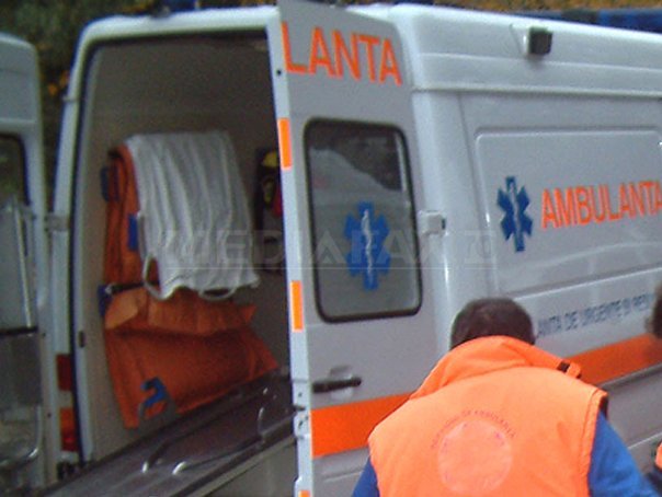 Imaginea articolului Asistentă rănită după ce ambulanţa în care se afla a lovit un utilaj forestier