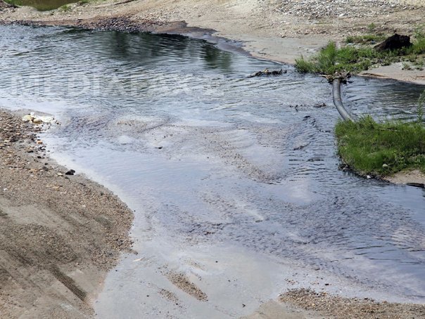 Imaginea articolului Râul Cotmeana, poluat cu ţiţei, curăţat pe o suprafaţă de patru kilometri - FOTO