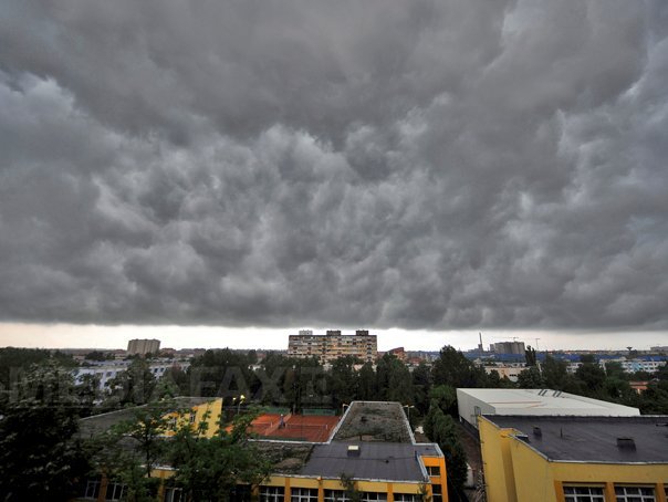 Imaginea articolului AVERTIZARE METEO: Ploi abundente în Capitală în noaptea de sâmbătă spre duminică. Cum va fi vremea în restul ţării
