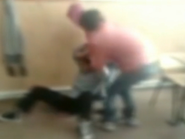 Imaginea articolului Imagini violente într-o şcoală din Râmnicu Vâlcea: O elevă este bătută de o colegă de clasă - VIDEO