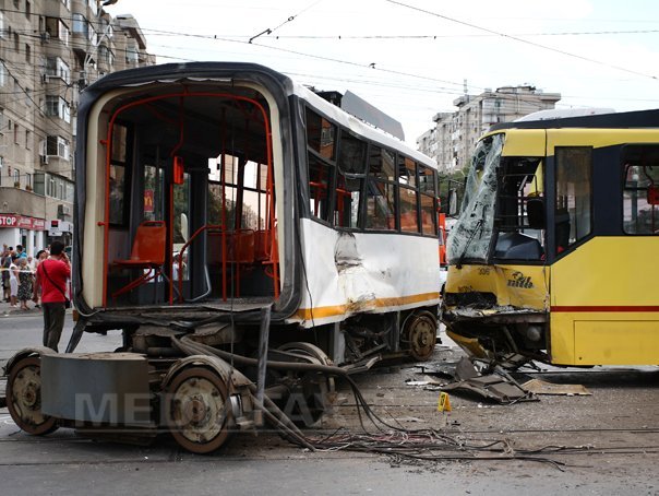 Imaginea articolului ACCIDENT cu două tramvaie în cartierul Rahova. 18 oameni au fost răniţi - FOTO