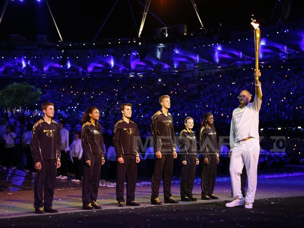 Imaginea articolului O "petală" din torţa olimpică de la Londra, gazduită în sediul COSR