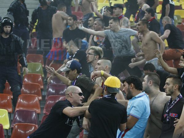 methodology Forge Squirrel INCIDENTE între suporteri înaintea derbiului Dinamo - Steaua. Fanii  dinamovişti de la peluza sud au fost evacuaţi