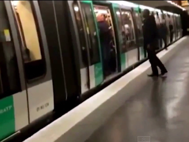 Imaginea articolului Chelsea îi va interzice pe fanii care nu au lăsat un bărbat de culoare să urce în metroul din Paris. Poliţiile din Paris şi Londra au lansat anchete - VIDEO