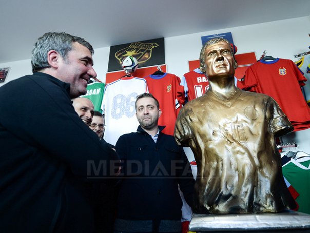 Imaginea articolului Hagi a primit o statuie din bronz din partea fanilor echipei Steaua - FOTO