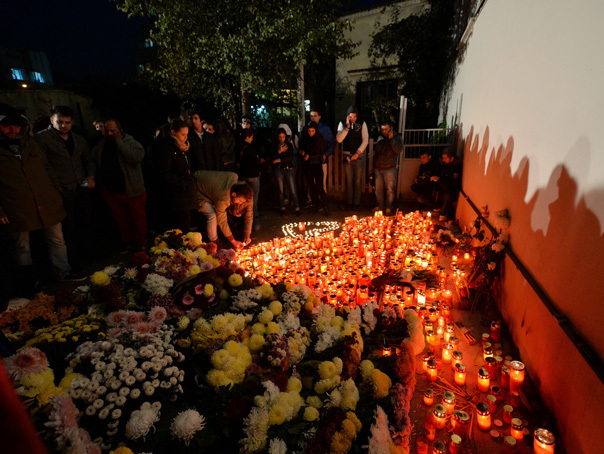 Imaginea articolului INCENDIUL din clubul Colectiv: Sute de persoane aprind lumânări la biserica unde este depus trupul olimpicei din Galaţi