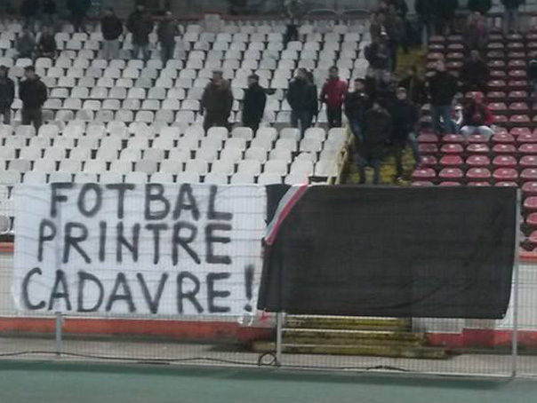 Imaginea articolului Bannere cu numele victimelor tragediei din Colectiv, arborate la meciul Dinamo - FC Viitorul - FOTO