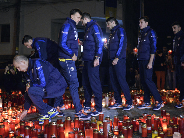 Imaginea articolului Jucătorii echipei naţionale a României au aprins lumânări la clubul Colectiv - FOTO