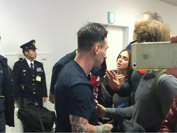 Imaginea articolului Messi, scuipat şi insultat de fani ai echipei River Plate la aeroportul din Tokyo