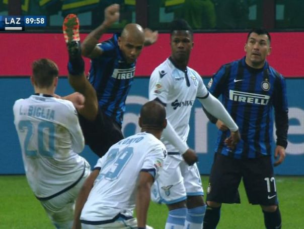 Imaginea articolului Felipe Melo, suspendat trei meciuri după ce l-a lovit în faţă, cu crampoanele, pe Lucas Biglia - VIDEO