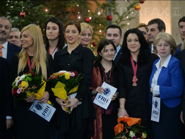 Imaginea articolului Echipa de handbal feminin a României, câştigătoarea medaliei de bronz la CM, premiată de Guvern. Cioloş: "Sunt convins că vă veţi califica la Jocurile Olimpice" - GALERIE FOTO