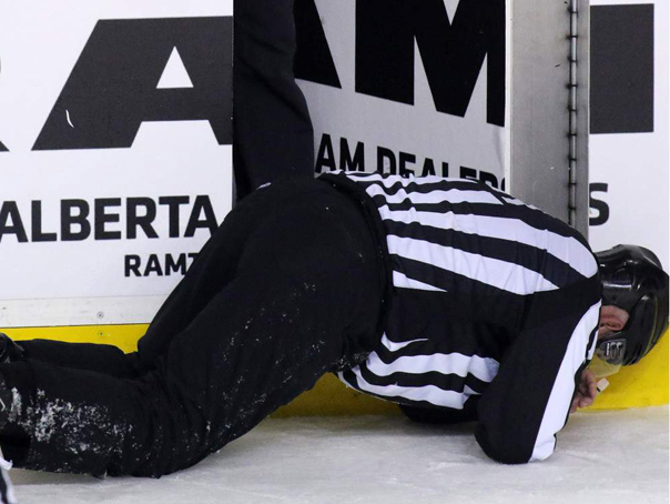 Imaginea articolului Jucător din NHL riscă suspendarea pentru lovirea intenţionată a unui arbitru - FOTO, VIDEO