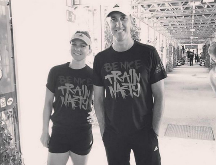 Imaginea articolului Simona Halep şi Darren Cahill şi-au făcut apariţia la Madrid în tricouri de susţinere pentru Ilie Năstase: "Be Nice, Train Nasty"