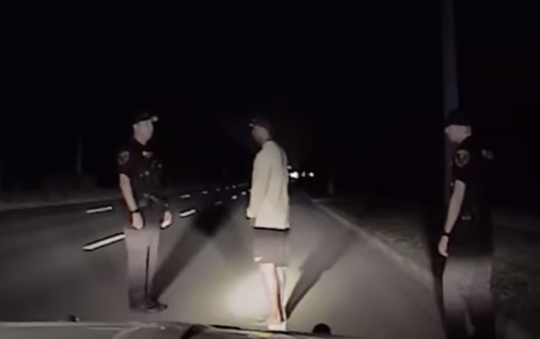 Imaginea articolului VIDEO Momentul arestării lui Tiger Woods, surprins de camerele de filmare de pe bordul maşinii de poliţie. Cum a decurs discuţia dintre sportiv şi agenţii de ordine