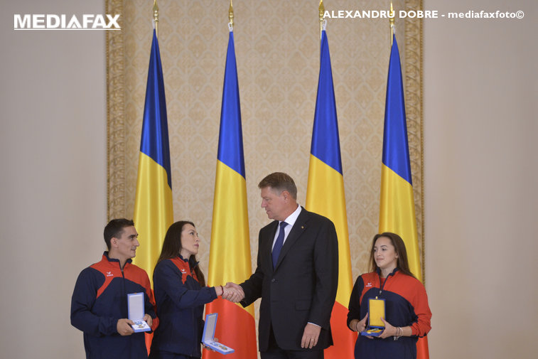 Imaginea articolului FOTO | Preşedintele Iohannis i-a decorat pe gimnaştii Marian Drăgulescu, Cătălina Ponor şi Larisa Iordache