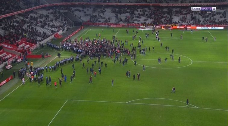 Imaginea articolului Suporterii echipei Lille au intrat pe teren şi i-au luat la bătaie pe jucători | VIDEO